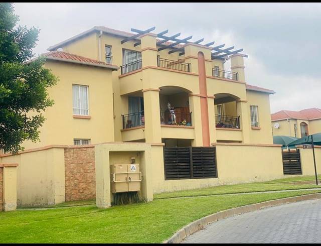 3 BEDROOM TOWNHOUSE FOR SALE IN ORMONDE VIEW